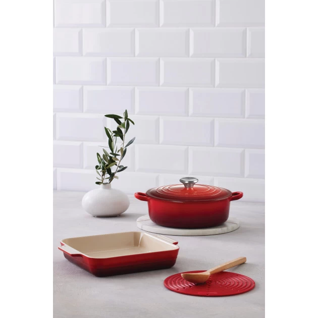 Set Cocotte 24 Cm, Plat à Gratin 23 Cm Et Dessous De Plat Cerise Le Creuset – Image 2